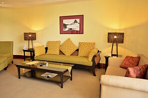 Presidential Suite | Living room | LED TV, DVD player - Thunderbird Resorts - Rizal (Binangonan)