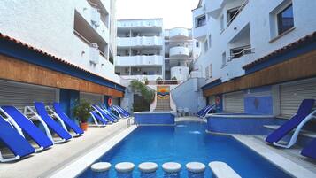 室外游泳池,日光浴躺椅