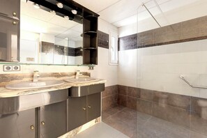 Apartamento, 3 quartos, sacada | Banheiro | Chuveiro, toalhas de banho, sabonete, shampoo
