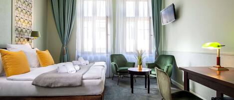 Habitación doble superior, 1 habitación | Área de sala de estar | Televisión LCD de 26 pulgadas con canales vía satélite y televisión