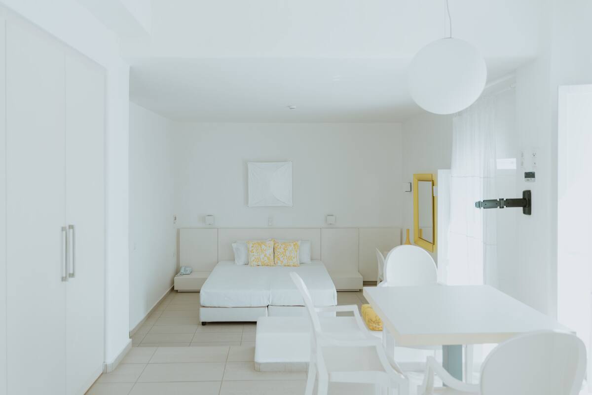 Junior Suite, Sea View | Premium bedding, minibar, in-room safe, desk