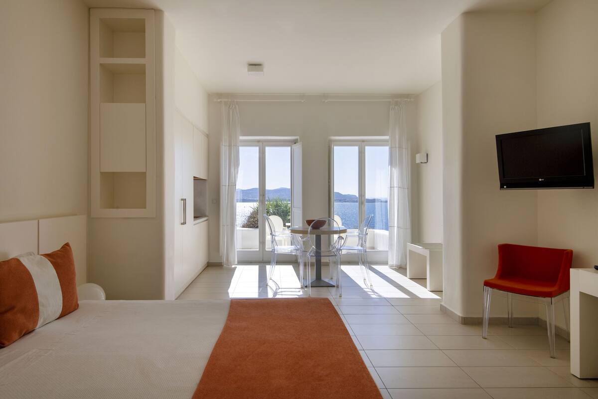 Superior Room, Sea View | Premium bedding, minibar, in-room safe, desk