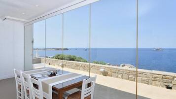 Petit déjeuner, déjeuner et dßner servis sur place, vue sur la piscine