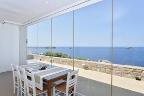 供應早餐、午餐、晚餐；地中海菜；池景