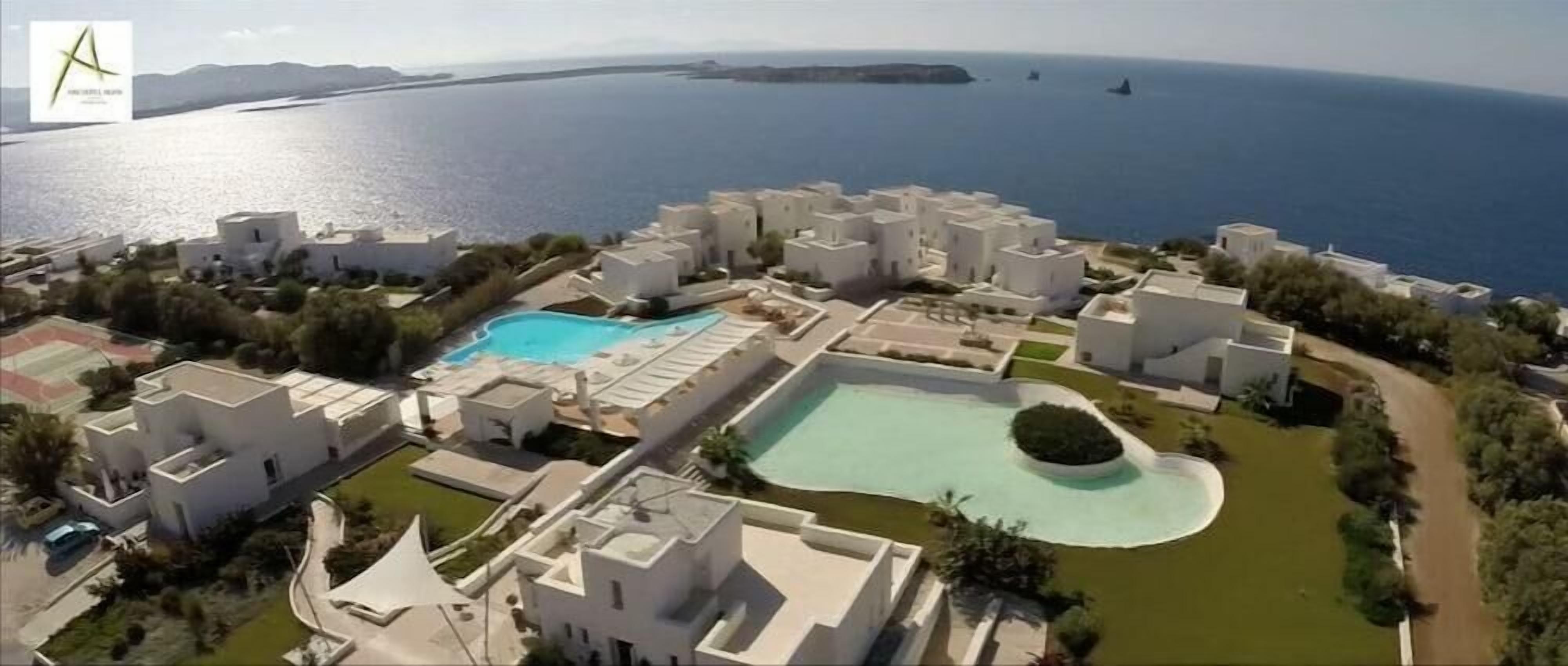 室外泳池；泳池傘、躺椅