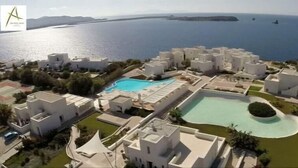 Outdoor pool, pool umbrellas, sun loungers - Archipelagos Resort Hotel & Villas (Paros)