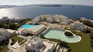 Piscine extérieure, parasols de plage, chaises longues