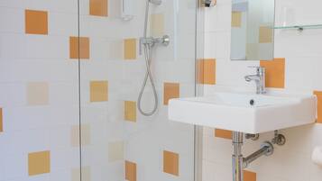 Een douche, een haardroger, handdoeken, zeep