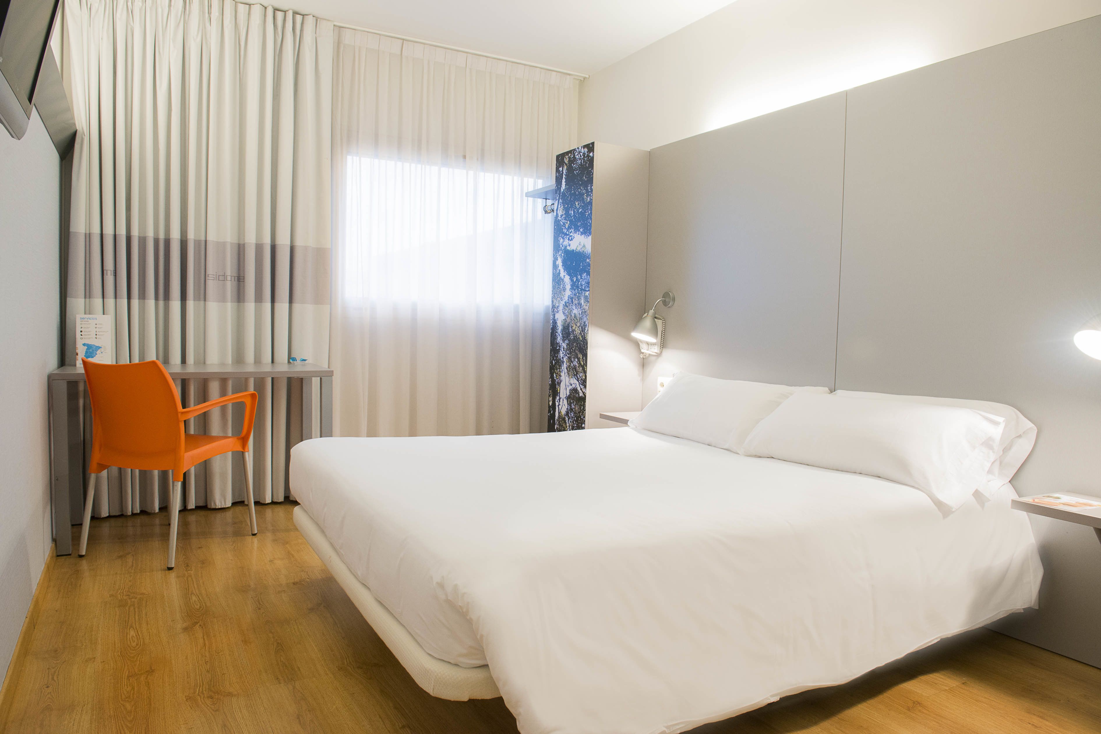 Een kluis op de kamer, een bureau, een strijkplank/strijkijzer