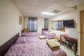 Chambre quadruple Deluxe | Fer et planche à repasser, accès au Wi-Fi (inclus)