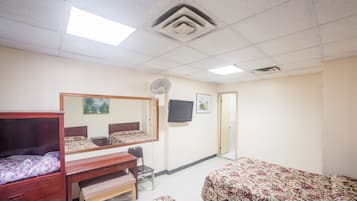 Deluxe Quadruple Room | Iron/ironing board, free WiFi