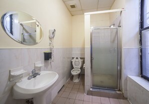 Articles de toilette (gratuits), séchoir à cheveux, serviettes fournies