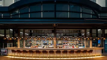 2 bars/lounges, lobby lounge