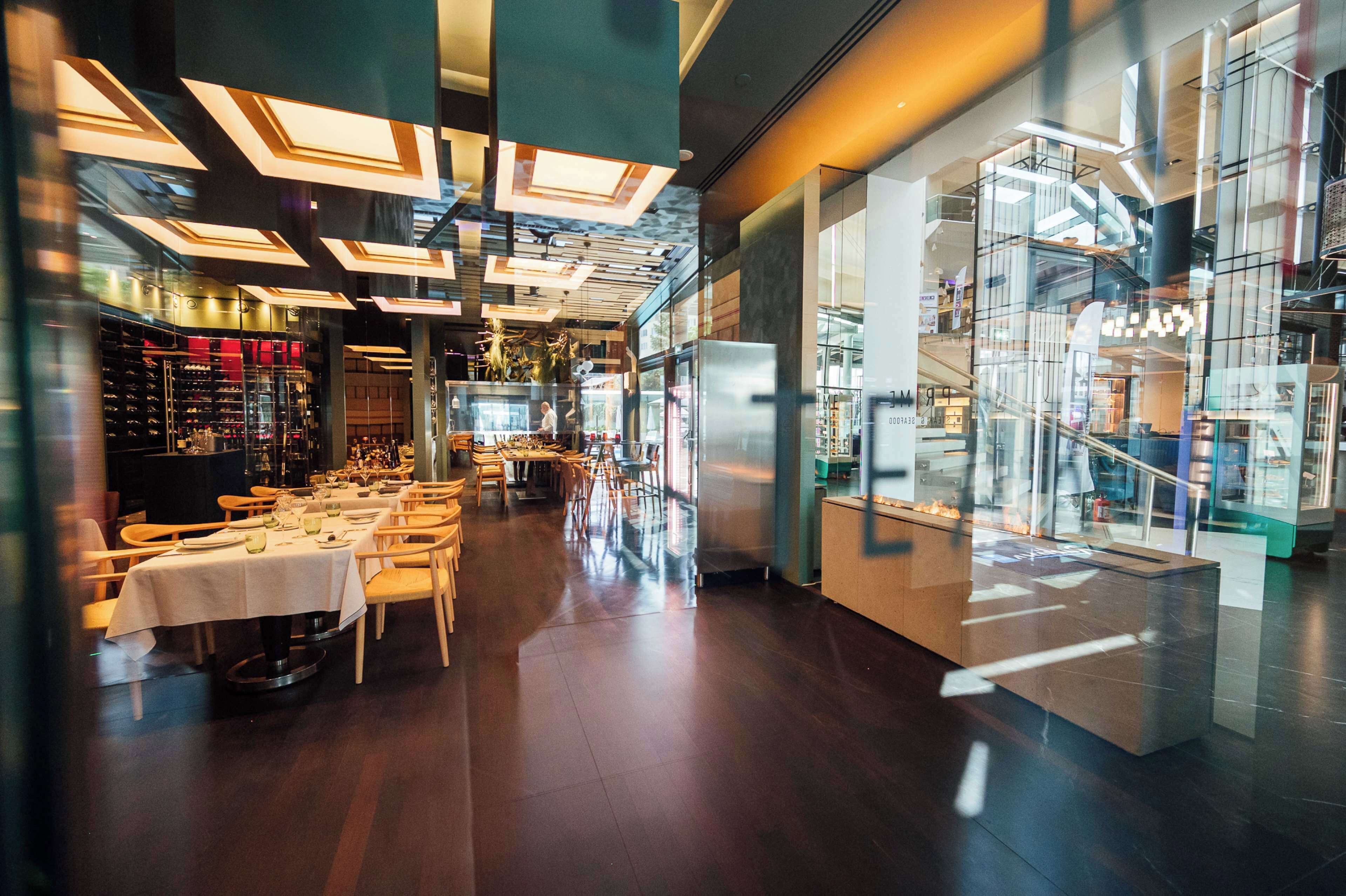 4 restaurants; breakfast, lunch, dinner, and brunch served