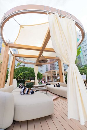 室内游泳池，季节性开放的室外游泳池，10:00 至 20:00 开放, 池畔遮阳伞, 日光浴躺椅