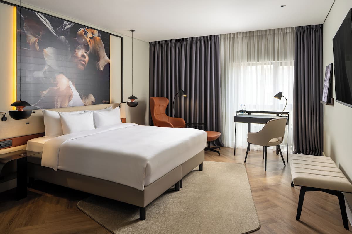 Rom – executive (Lounge Access) | Allergitestet sengetøy, dundyner, minibar og safe på rommet