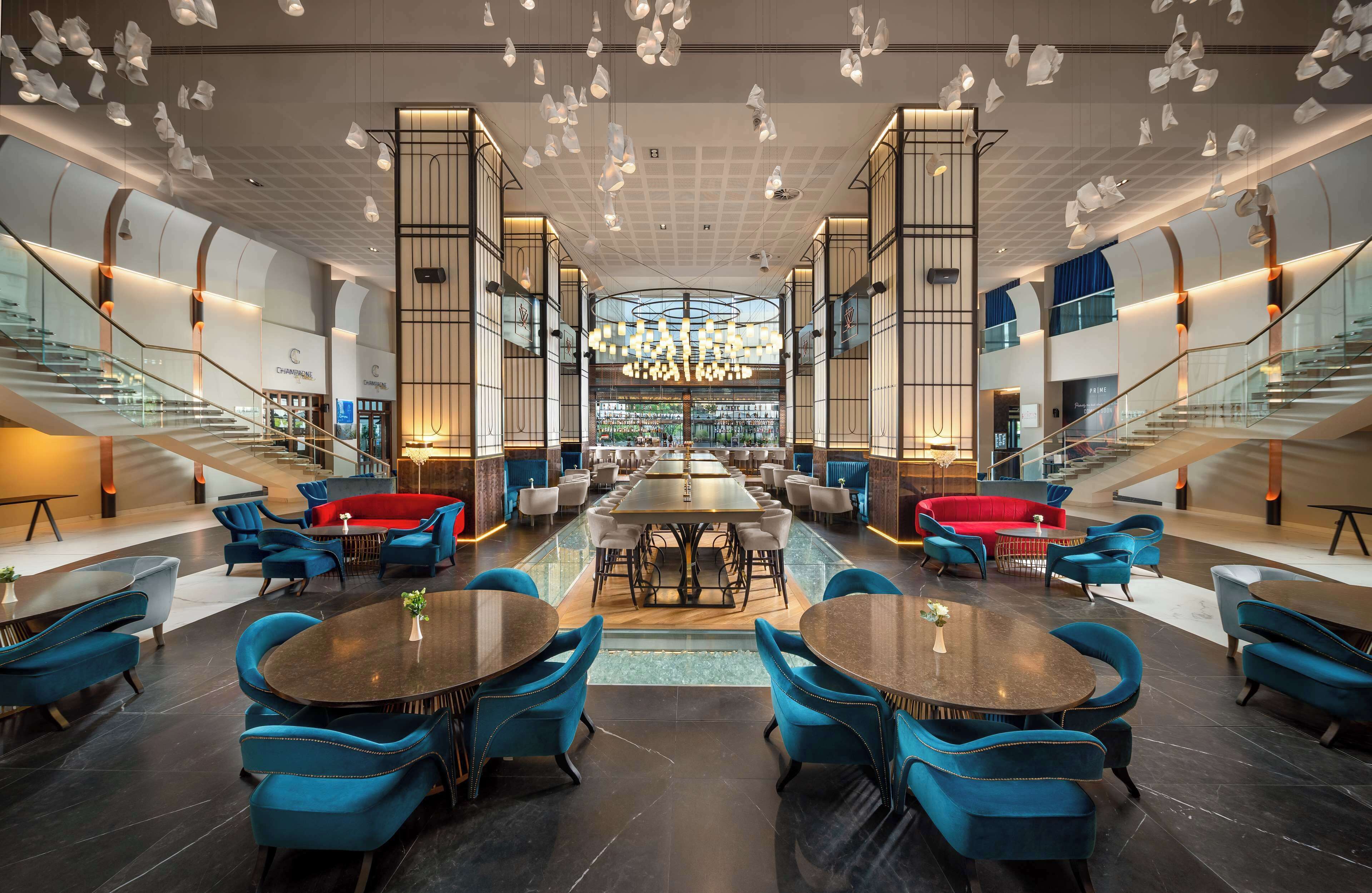 2 bars/lounges, lobby lounge