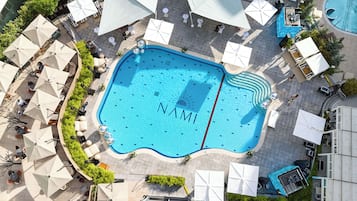 室内游泳池,季节性开放的室外游泳池,8:00 至 20:00 开放, 池畔遮阳伞, 日光浴躺椅