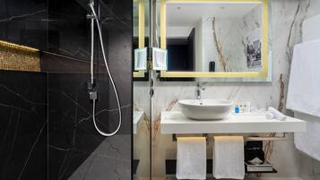 Suite junior (Lounge Access) | Baño | Ducha y bañera combinadas y artículos de higiene personal de diseño