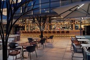 4 restaurants, breakfast served