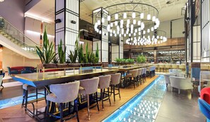 4 restaurants, breakfast served