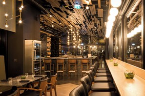 4 間餐廳；供應早餐、午餐、晚餐和早午餐