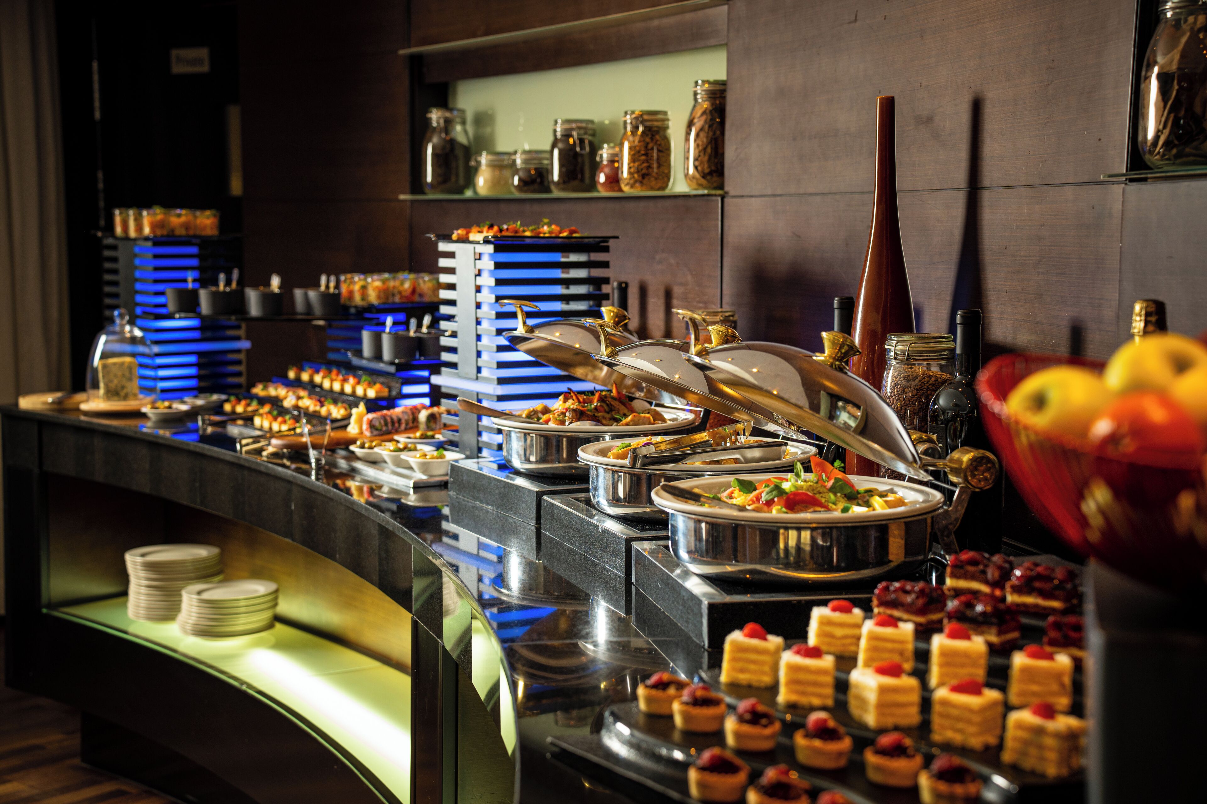 Een buffet met diverse gerechten en toevoegingen.
