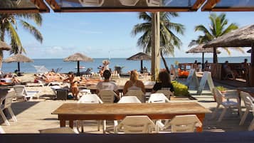 Con vista a la playa, con servicio de desayunos, comidas y cenas 