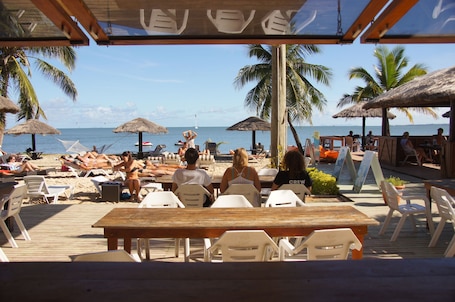 Beach views, serves breakfast, lunch, and dinner