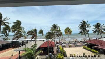 Rom, balkong, ved havkanten | Utsikt mot strand/hav