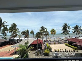 Chambre, balcon, en front de mer | Vue sur la plage/l’océan