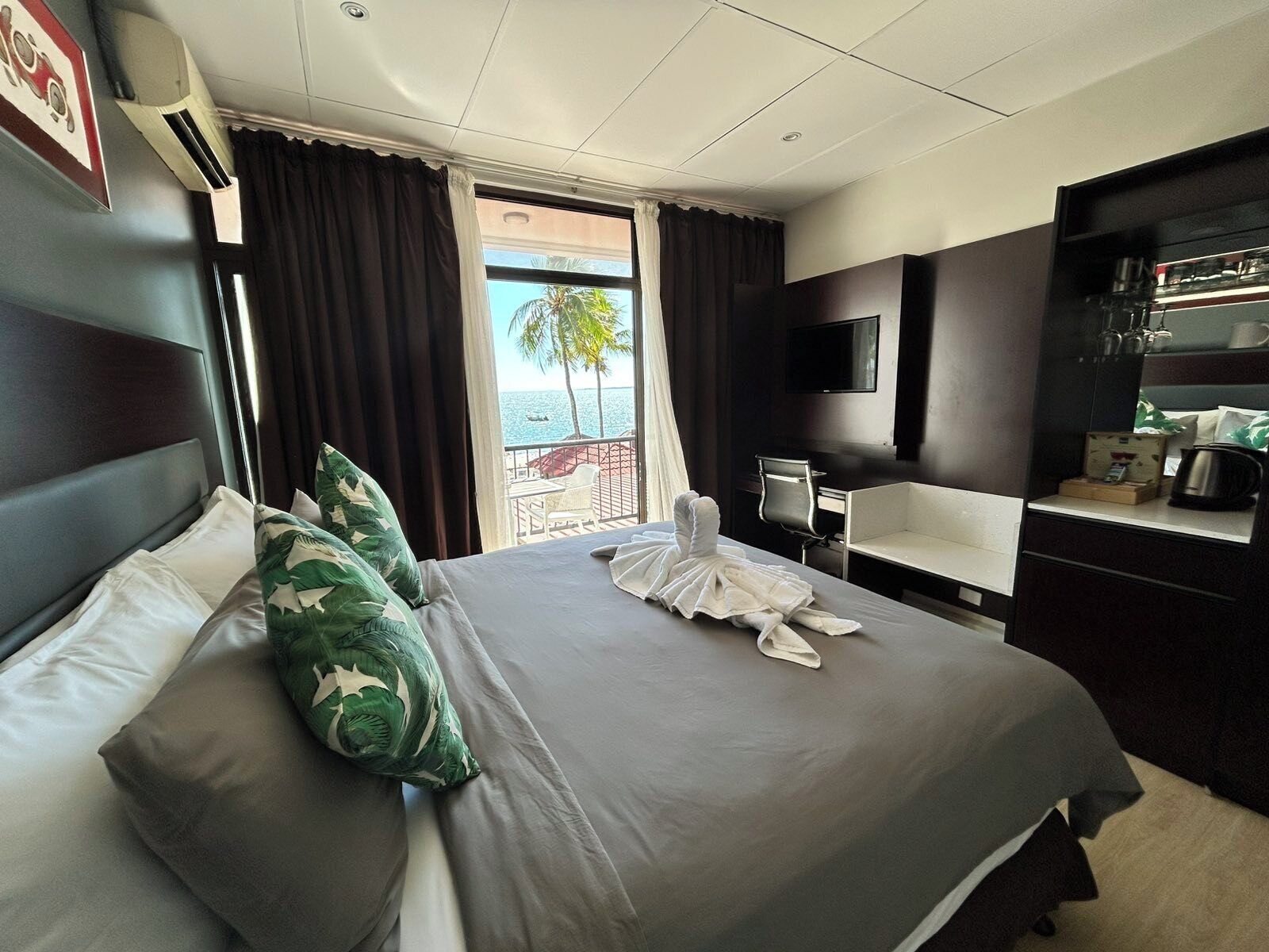 oceanfront king or twin room with balcony | 1 bedroom, soundproofing, free wifi, bed sheets