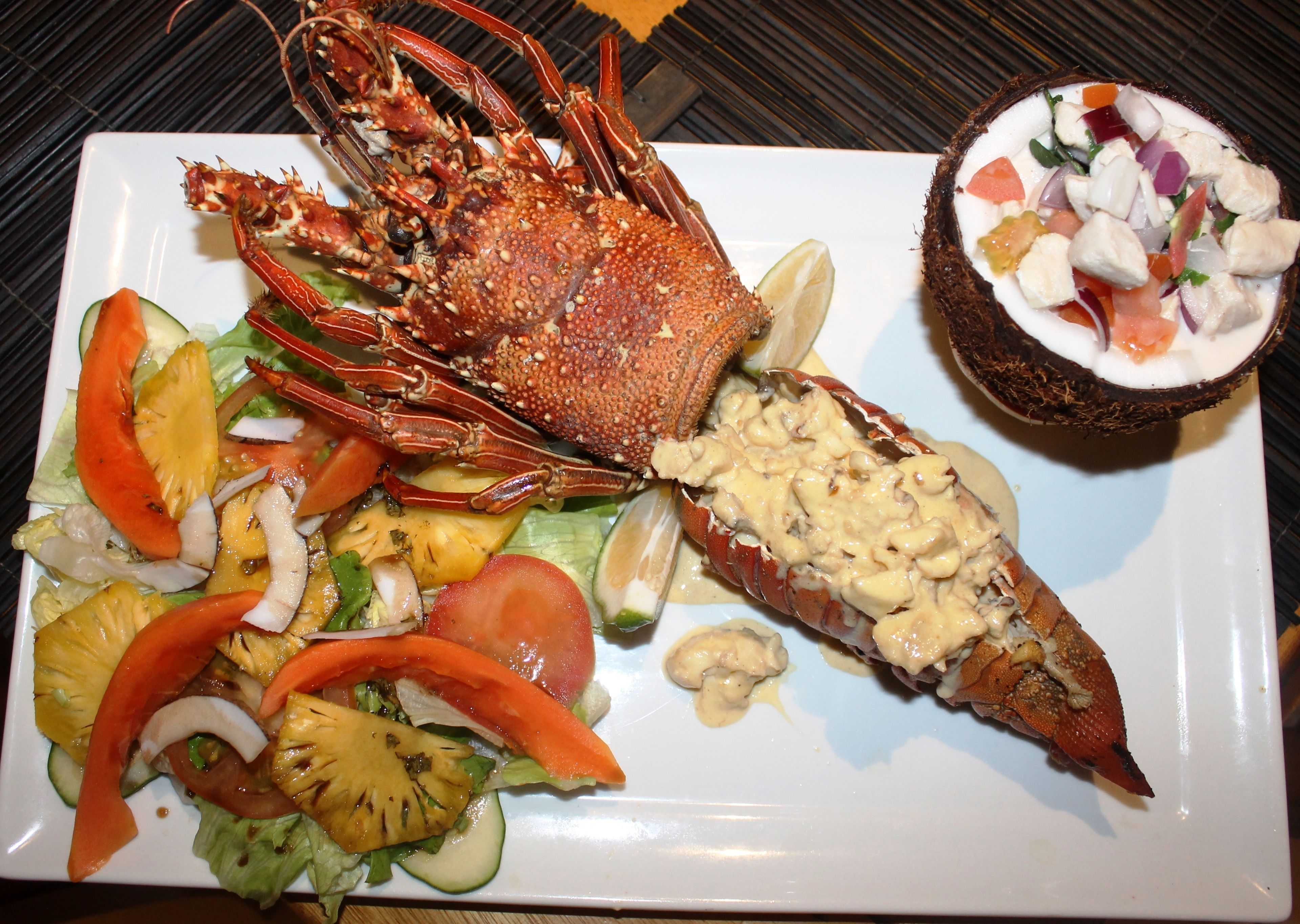 En hummermusling med en krämig sås, en sallad med ananas och en dessert med kokos.