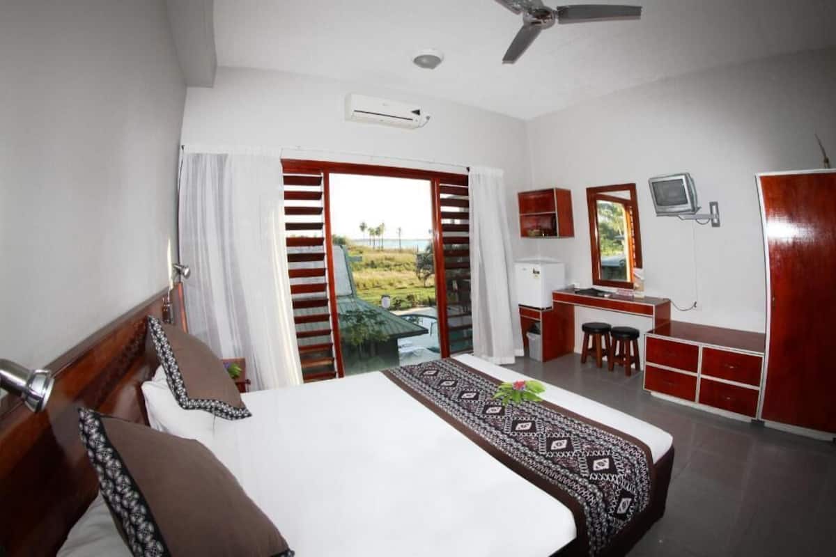 Soundproofing, free WiFi, bed sheets