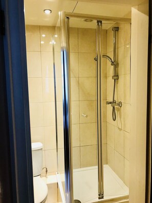 Shower, hair dryer, towels - Adare Hotel (London)