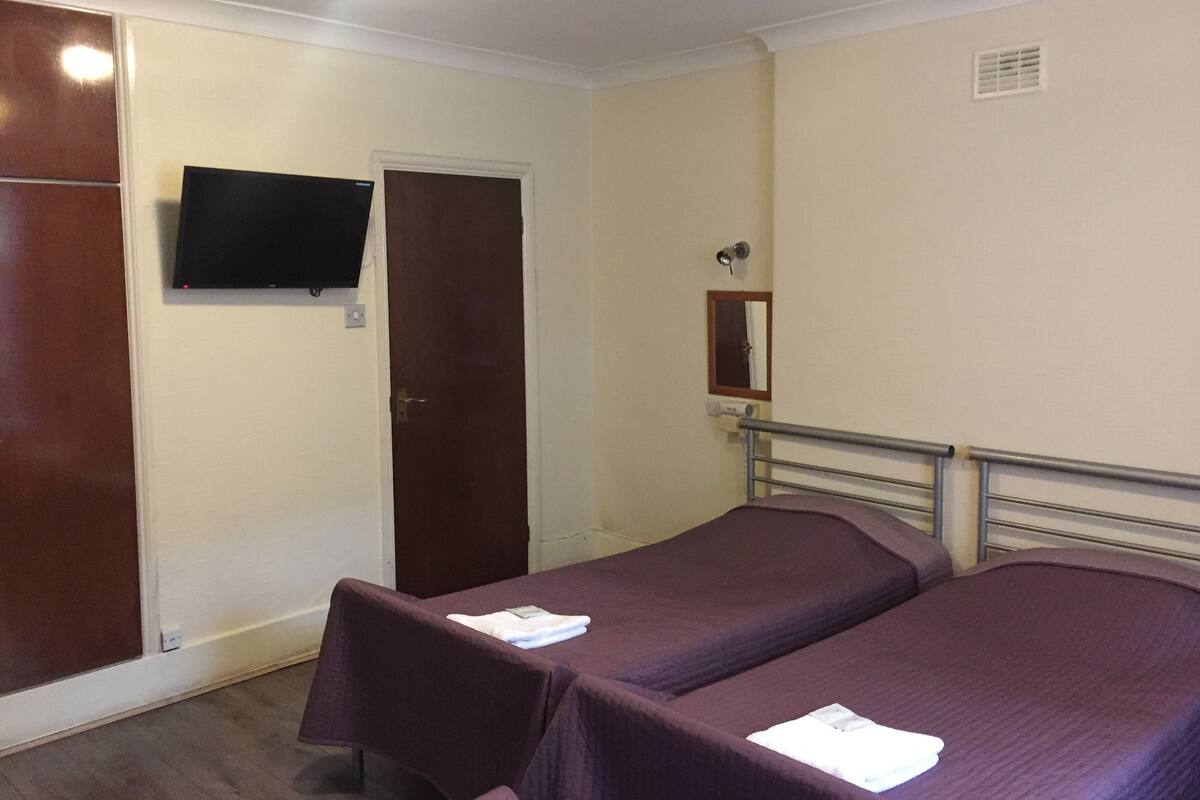 مكواة/لوح كي وواي فاي مجانًا وملاءات أسرّة