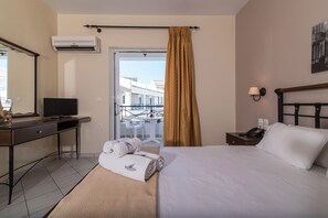 In-room safe, individually decorated, individually furnished, desk - Maistrali Hotel Zante (Zakynthos)