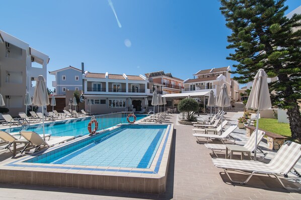 Outdoor pool, pool umbrellas, pool loungers - Maistrali Hotel Zante (Zakynthos)