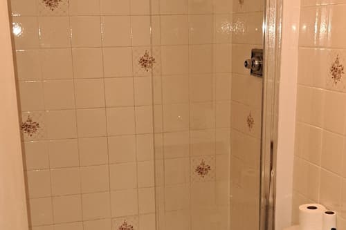 Sèche-cheveux, serviettes fournies