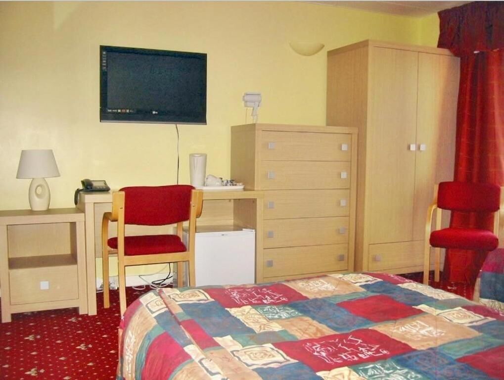 Family Room | Desk, iron/ironing board, free WiFi