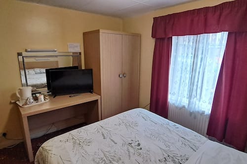 Een bureau, een strijkplank/strijkijzer, gratis wifi
