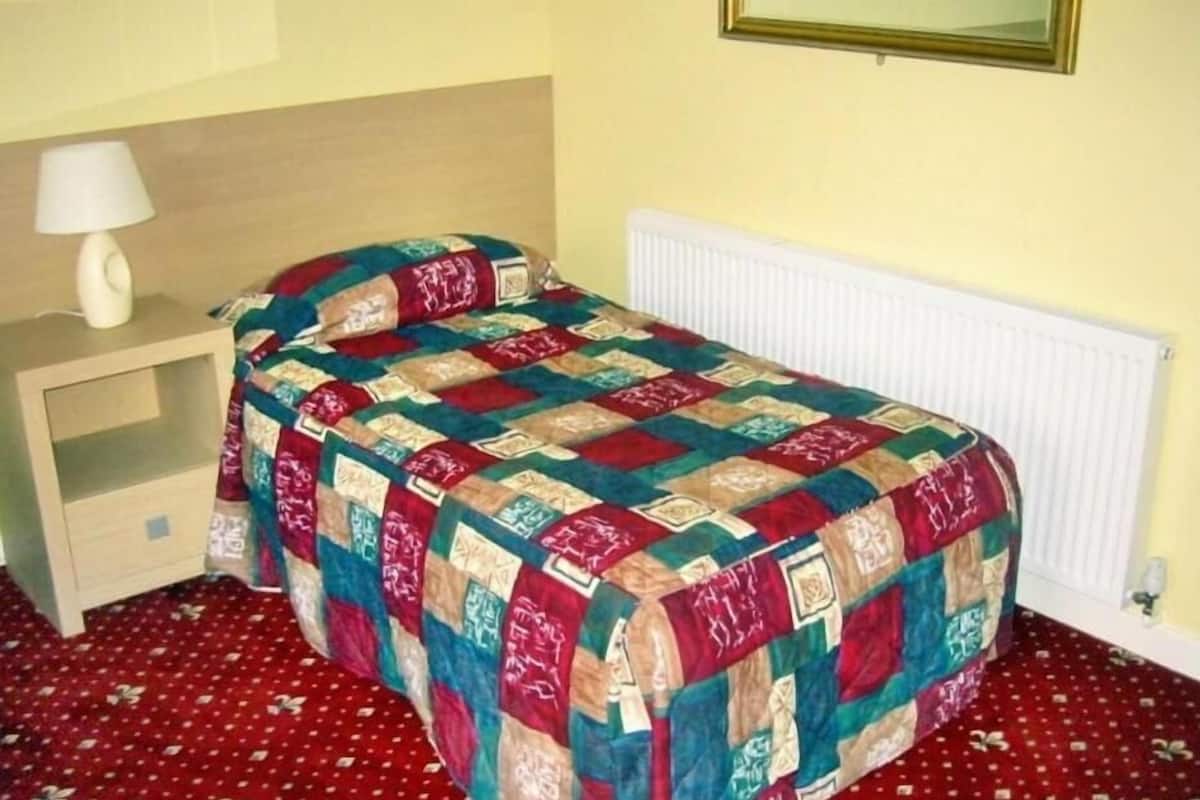 desk, iron/ironing board, free wifi