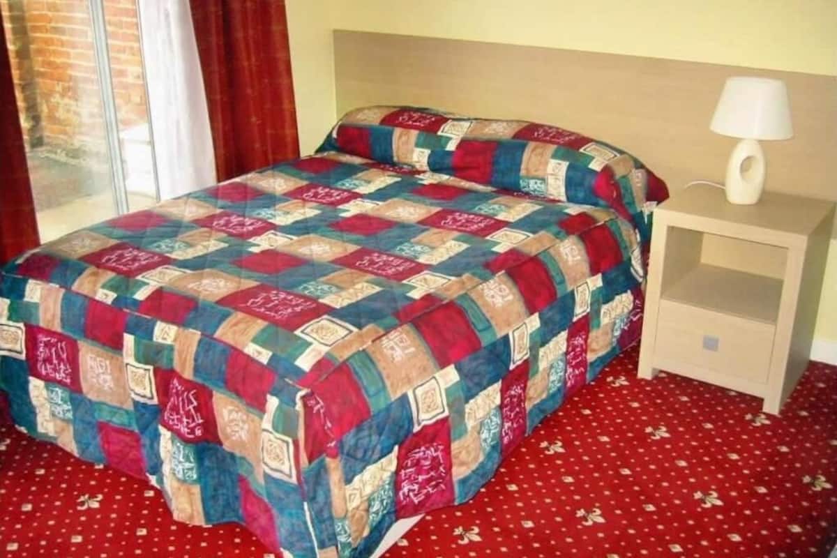 Standard Double Room | Desk, iron/ironing board, free WiFi