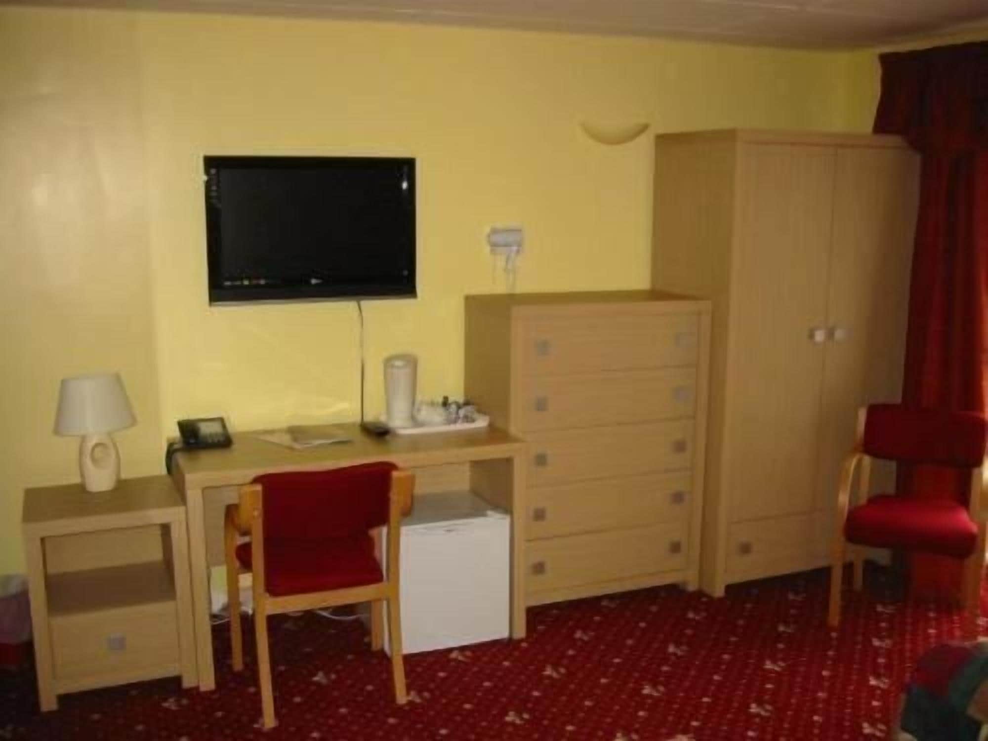 desk, iron/ironing board, free wifi