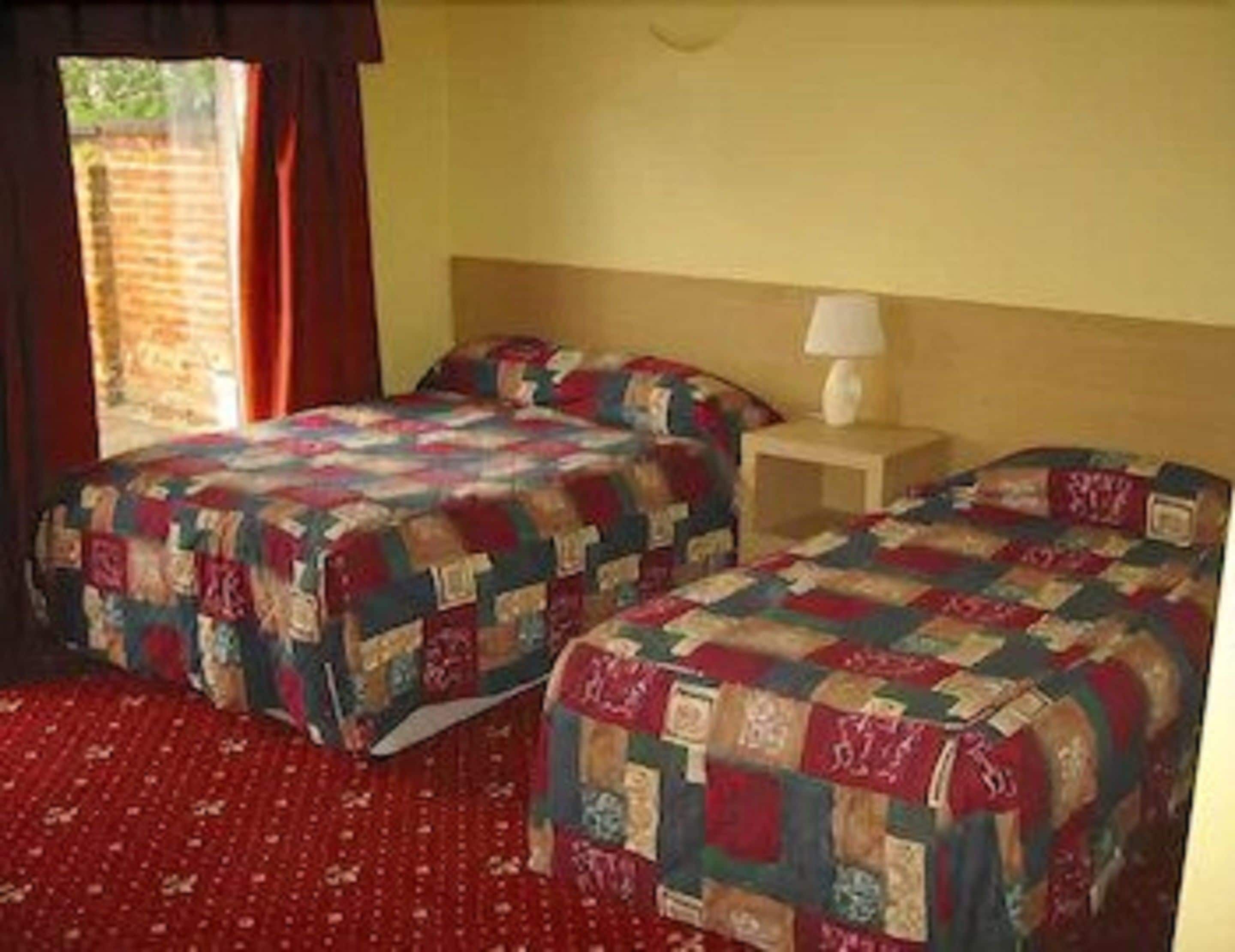 Family Room | Desk, iron/ironing board, free WiFi