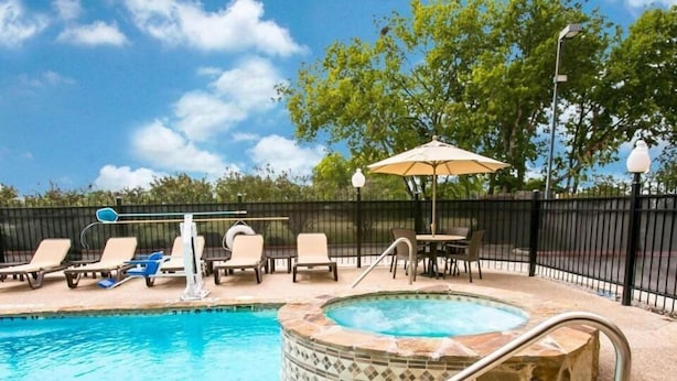 A swimming pool with lounge chairs and a hot tub. - Sleep Inn & Suites New Braunfels (New Braunfels)