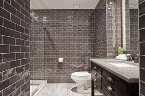 Een douche, gratis toiletartikelen, een haardroger, handdoeken