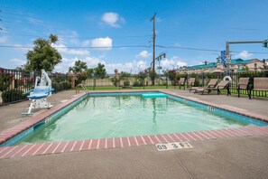Seasonal outdoor pool - Econo Lodge Lake Charles University Area (Lake Charles)
