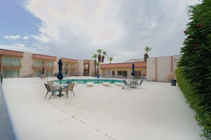 Utendørsbasseng og solsenger