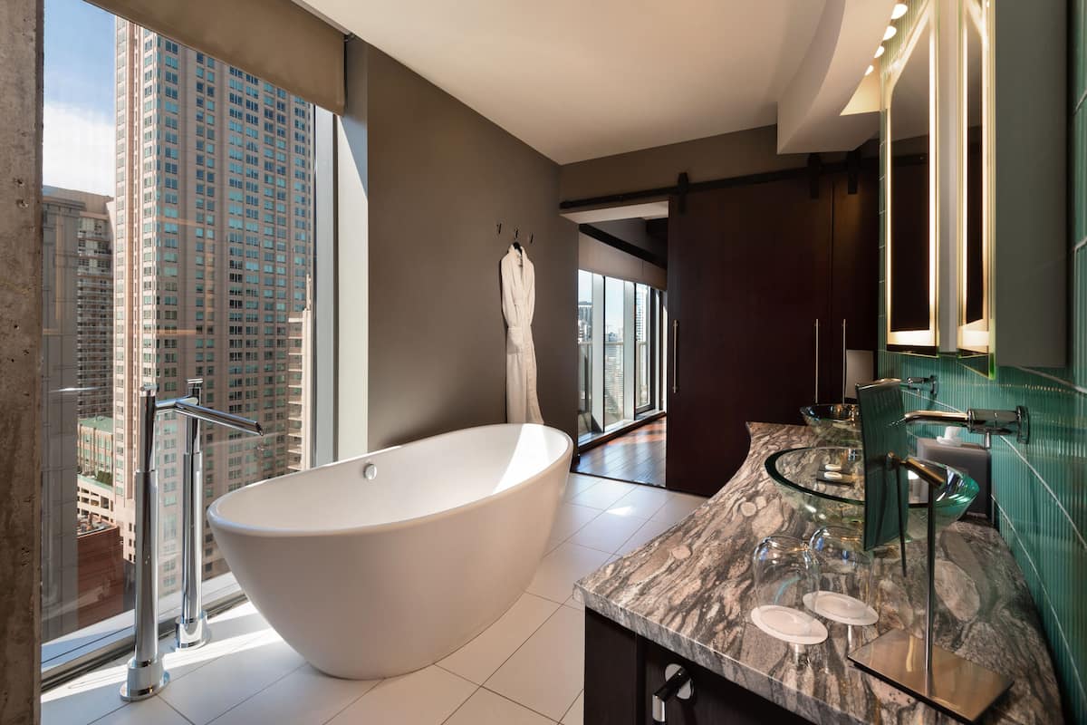 Douche, douche à « effet pluie », articles de toilette de luxe